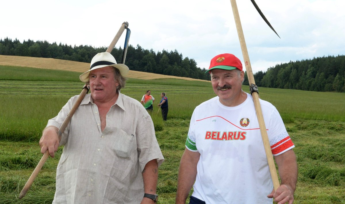 Kohe näha, et vanad sõbrad. Riigipeadest märksa entusiastlikumalt suhtleb autokraatidega näiteks filminäitleja Gé​rard Depardieu, kes Lukašenkaga hiljuti koos heina tegi.