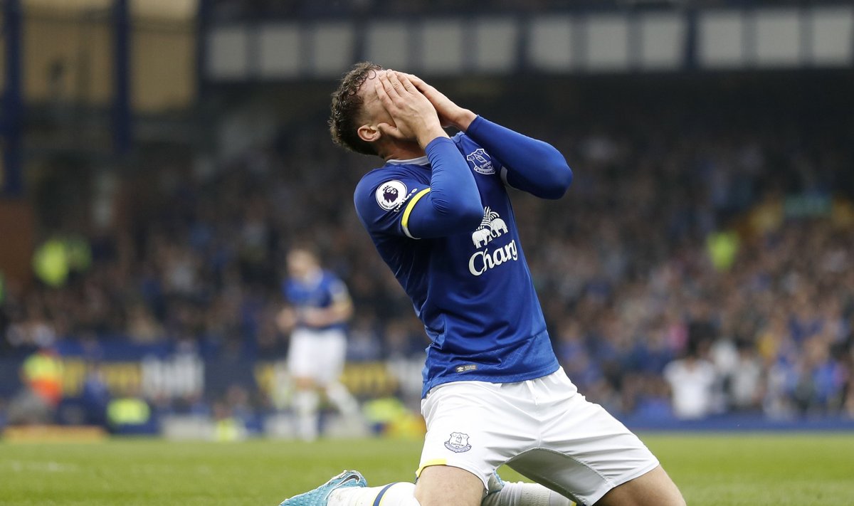 Everton's Ross Barkley looks dejected after a missed chance