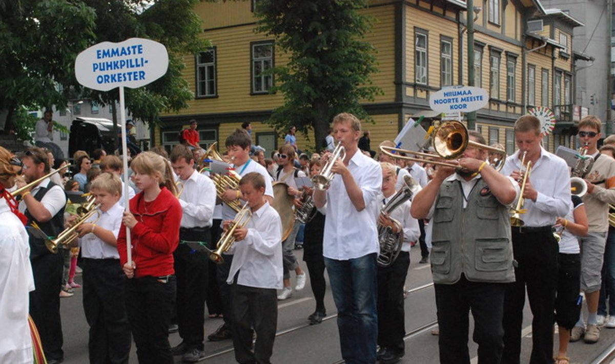 Emmaste puhkpillipuhujad Tallinnas laulupeol, kõige suurema „toru” taga peidab end Toomas Paap.