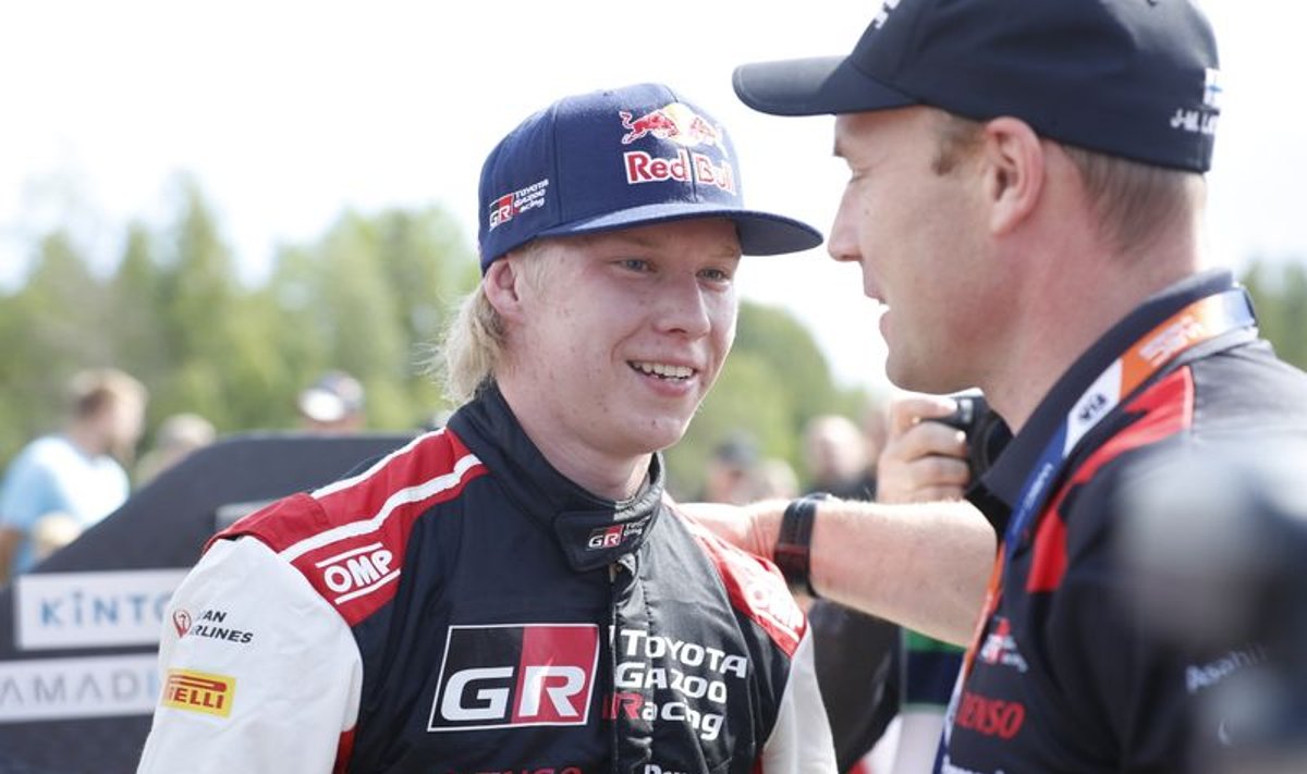 Kalle Rovanperä (keskel) ja Toyota pealik Jari-Matti Latvala