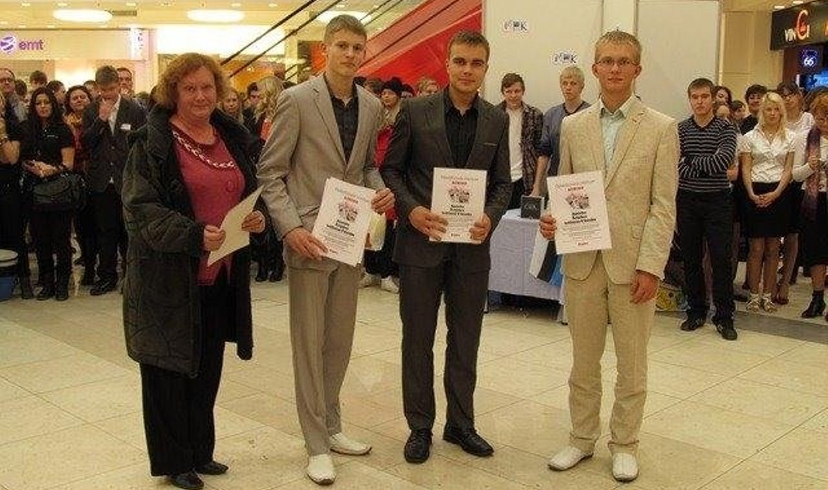 Õpilasfirma AV Pastakas juhendajaga auhinna kättesaamisel.