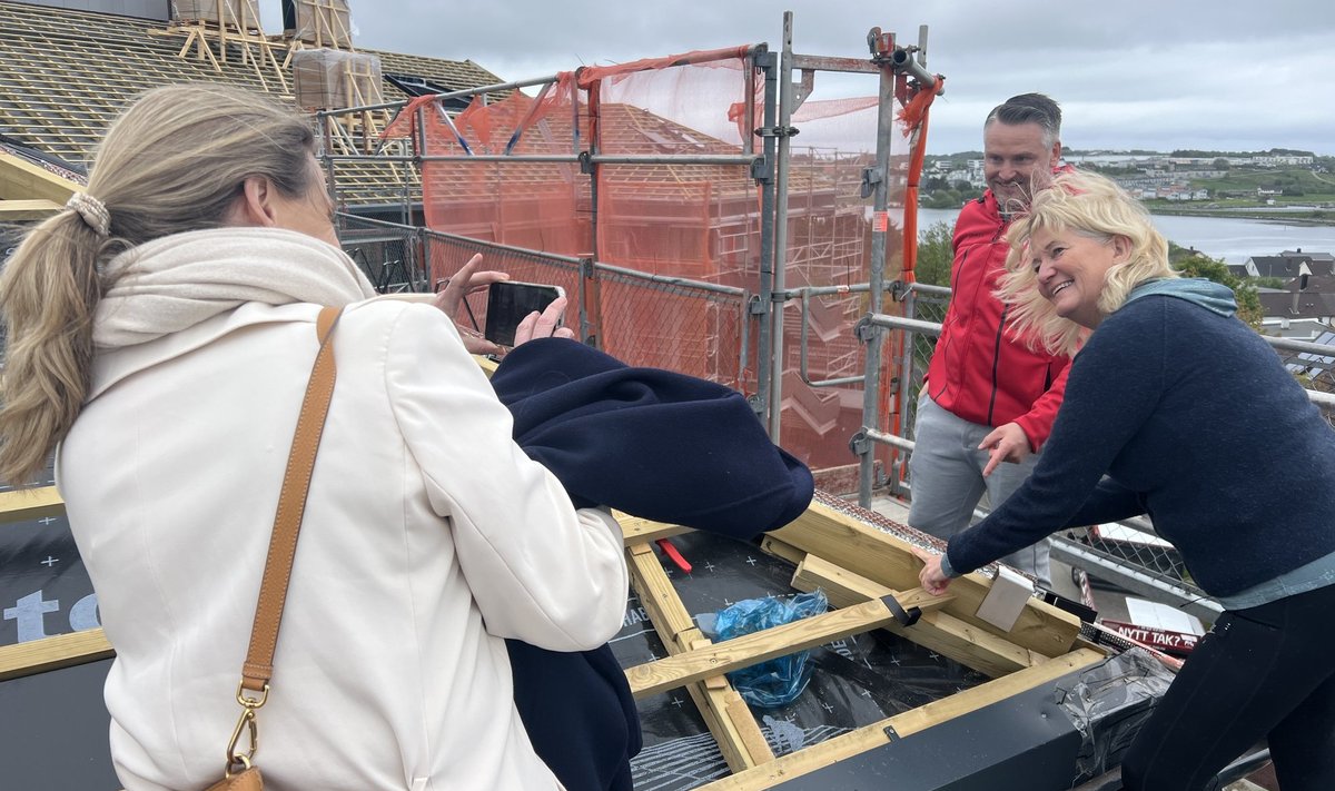 Fotol Stavangeri linnapea Sissel Knutsen Hegdal (paremal) Sunde hooldekodus, mille uus päikesekatus maksis koos ehitustöödega ligi 360 000 eurot.