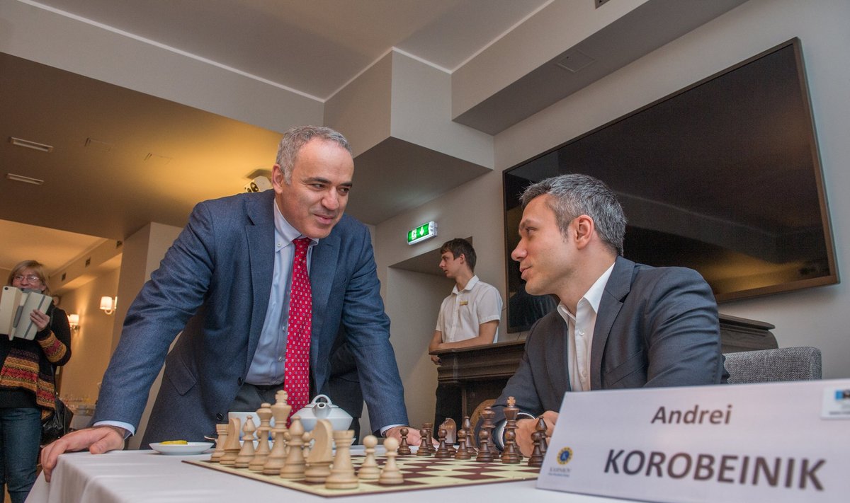 Garry Kasparov mängis heategevuslikku simultaanmalet