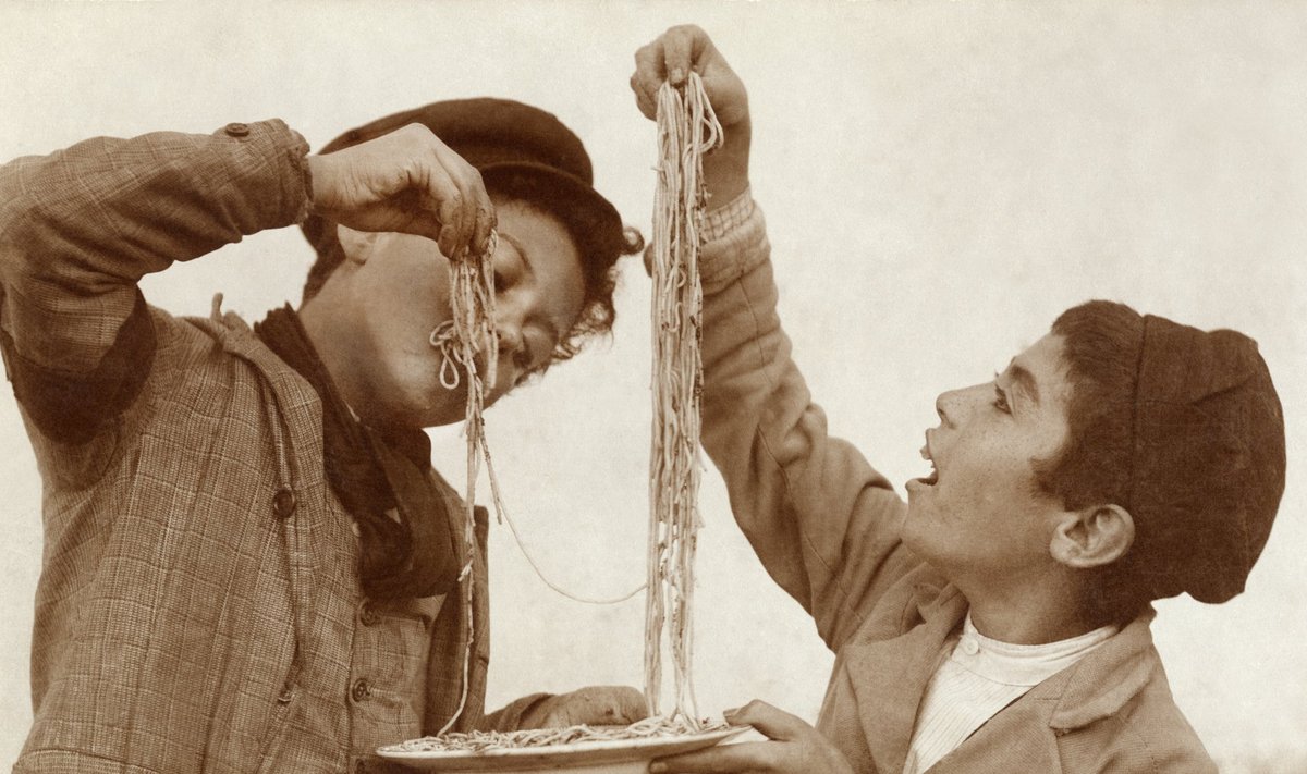 Esialgu polnud pasta mujal Itaalias eriliselt hinnatud: kui sitsiillasi hakati kutsuma makaronisööjateks, siis lombarde kutsuti peedisööjateks, toskaanlasi oasööjateks ja napollasi (kapsa)lehesööjateks.