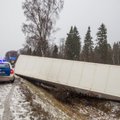 FOTOD: Halbade teeolude tõttu sõitis Tallinna ringteel rekka kraavi