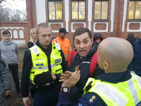 Alkoholi tarvitamise tunnustega 34-aastane mees tungis Pärnus kallale kahele noorukile