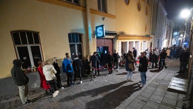 FOTOD JA VIDEO | Tallinna ööelu on taastumas? Reede õhtu tõi vanalinna ja Telliskivisse rohkelt pidulisi
