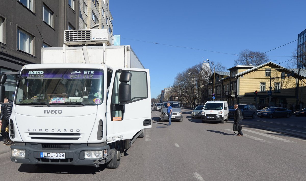 IVECO sõiduk Narva maanteel