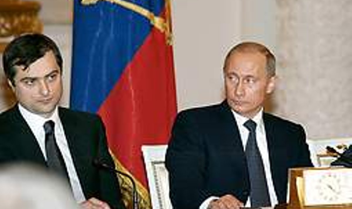 USALDA, AGA KONTROLLI: President Vladimir Putin piidleb Kremli uut hääletoru Vladislav Surkovi (vasakul). AFP