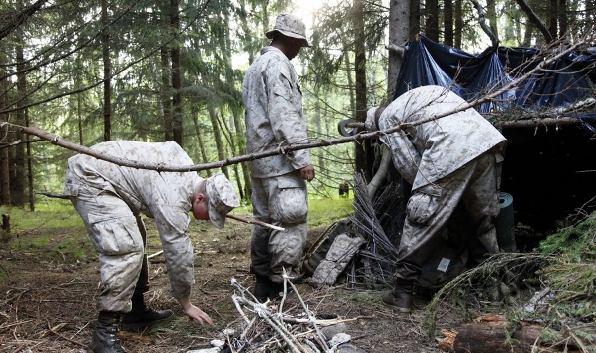 USA merejalaväelased ehitavad metsas onni