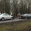 FOTOD SÜNDMUSKOHALT: Tallinna lennujaama juures põrkasid kokku veoauto ja kaks sõiduautot, aastane laps viidi haiglasse