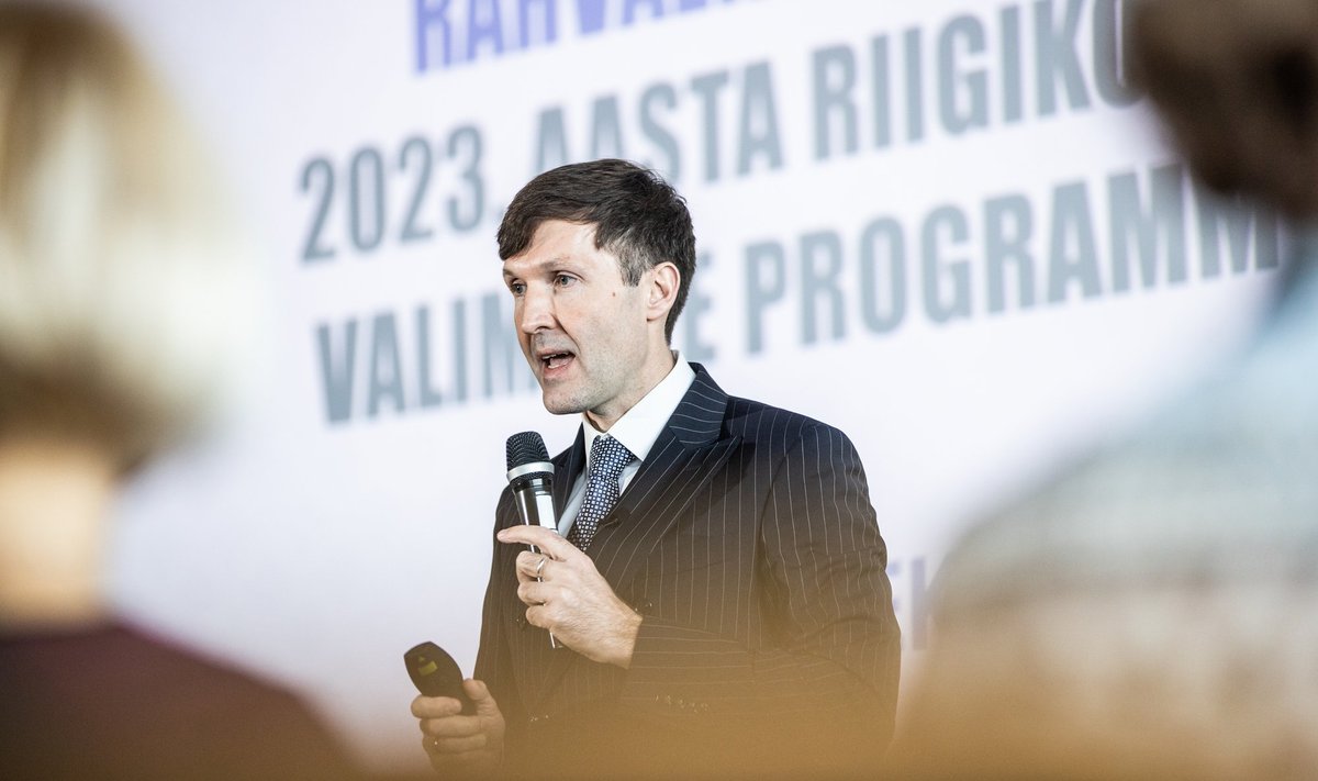 EKRE juhil Martin Helmel on raske aeg. Valimised on ukse ees, kuid erakonna toetus väheneb.