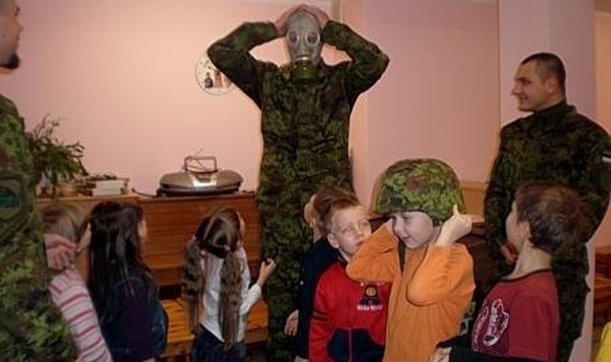 Lapsed said selga proovida ehtsat sõdurivarustust. Foto: erakogu