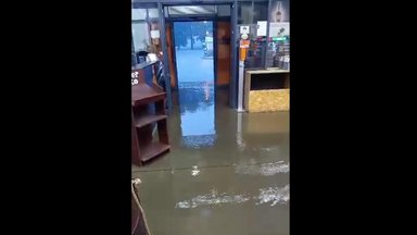 VIDEO | „Põrandal oli umbes 5 cm vett.“ Tugev vihmasadu ujutas üle Valka alkoholipoe
