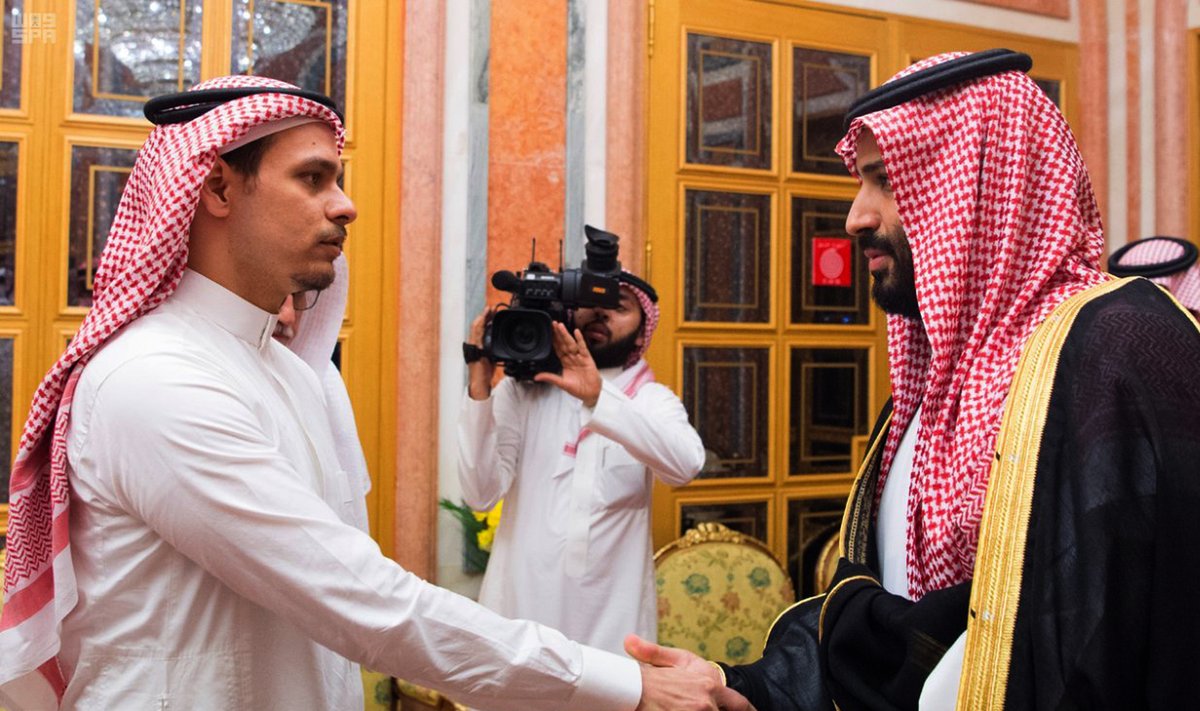 Kolm nädalat pärast seda, kui Jamal Khashoggi Istanbuli konsulaadis tapeti, nähti tema poega Salahit kroonprints Mohammed bin Salmaniga kätt surumas.