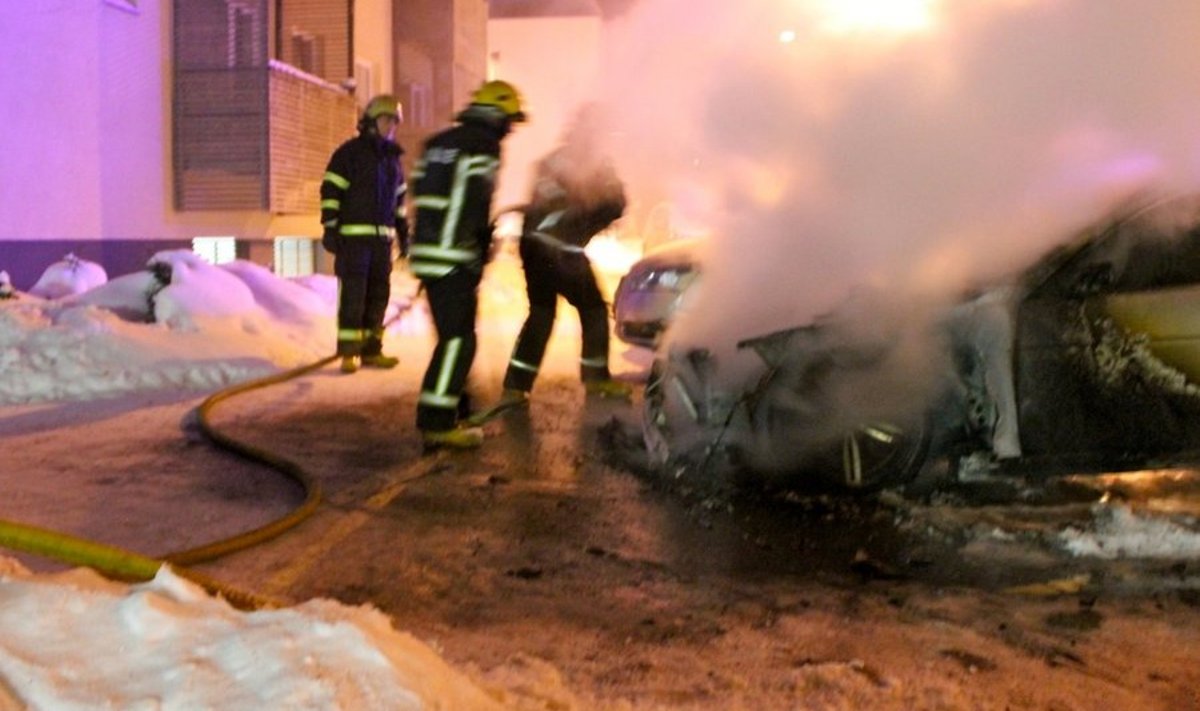 Fotol detsembris Lasnamäel põlenud auto.