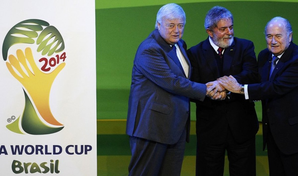 Brasiilia Jalgpalliliidu esindajad koos Sepp Blatteriga esitlevad MMi 2014 logo