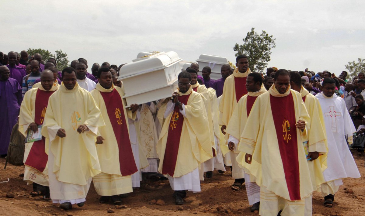 Karjakasvatajate rünnakutes hukkunute matused (Foto: AFP)