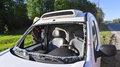 ФОТО | Автомобиль перевернулся по необычной причине, пострадала пассажирка