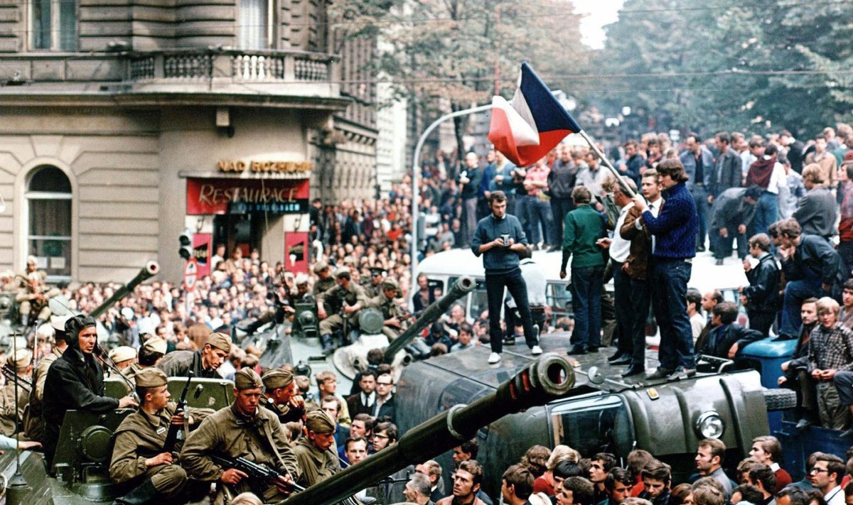 Praha kevade sündmused augustis 1968: tänavatel on vastamisi NL-i tankid ja protestivad Tšehhoslovakkia inimesed.