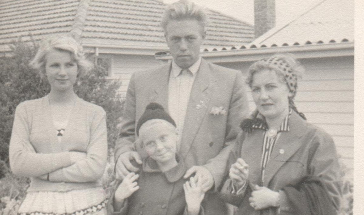 Uno Palu 1956. aastal Austraalia eestlastega kohtumas. Pildil vasakul Viive Thompson, paremal äärel Viive ema Elo Karisto.