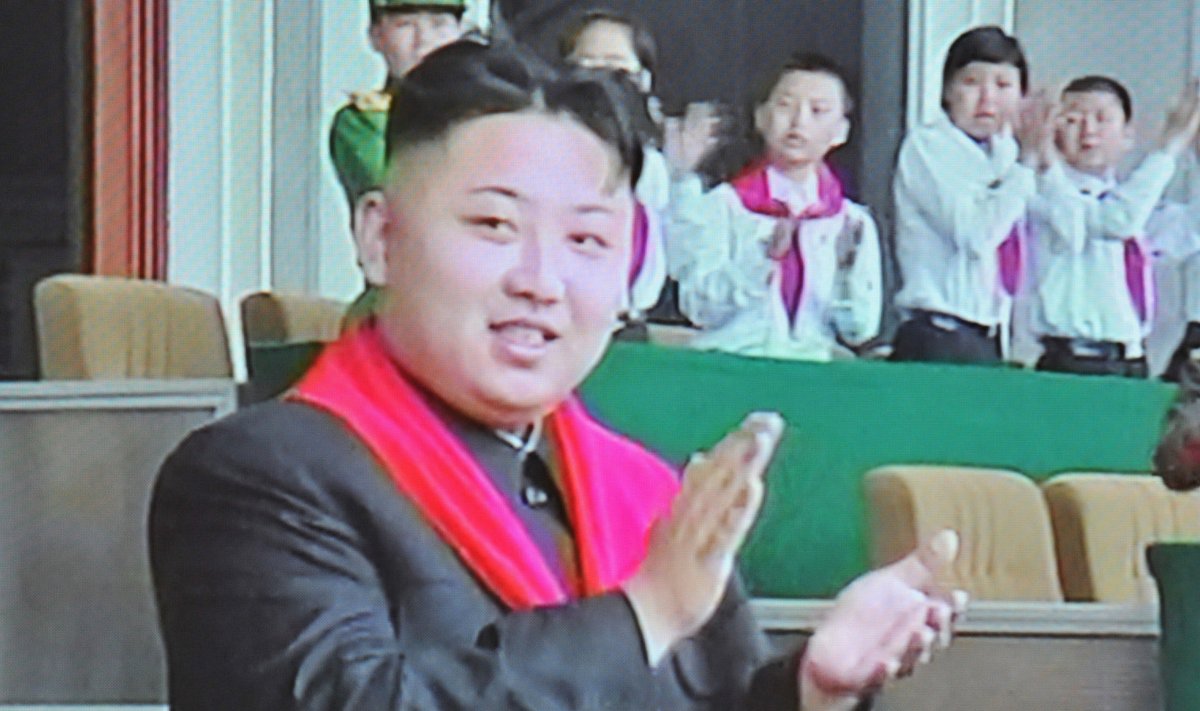 Kim Jong-un plaksutamas: illustratiivse tähendusega pilt (Foto: AFP)