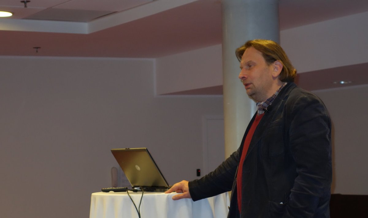 Marek Strandberg tänasel puiduenergeetika seminaril ettekannet tegemas.