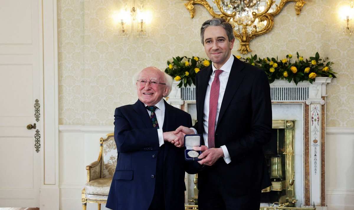 Iirimaa president Michael D. Higgins surub kätt Iirimaa uue peaministri Simon Harrisega.