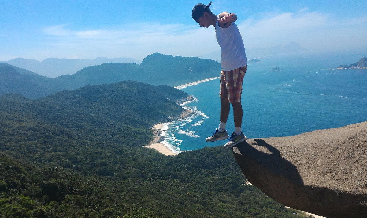 Rio de Janeiro kuulsaim selfikoht Pedra do Telégrafo võimaldab teha pilti kaljuserval näiliselt lõputu tühjuse kohal, jättes tegeliku jalgealuse kaadrist välja.