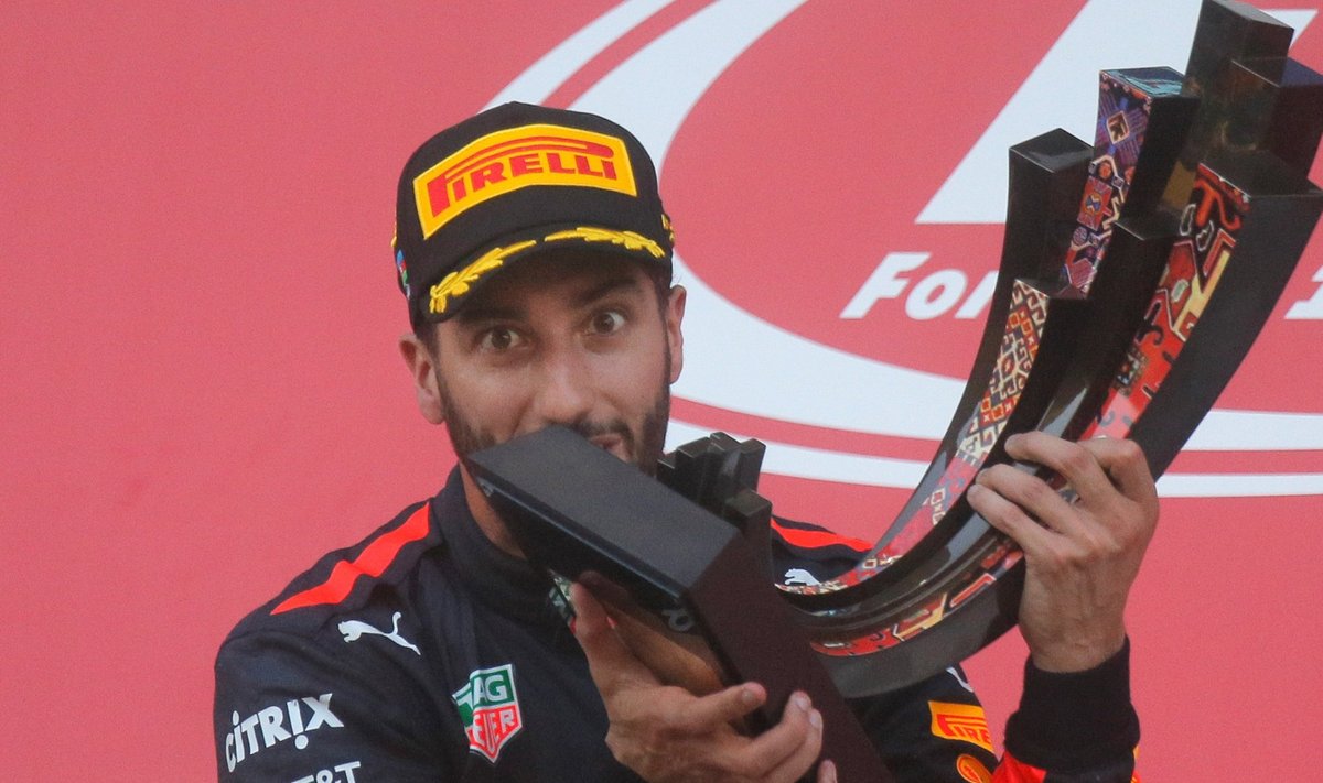 Daniel Ricciardo üllatusterohke etapi võidukarikaga