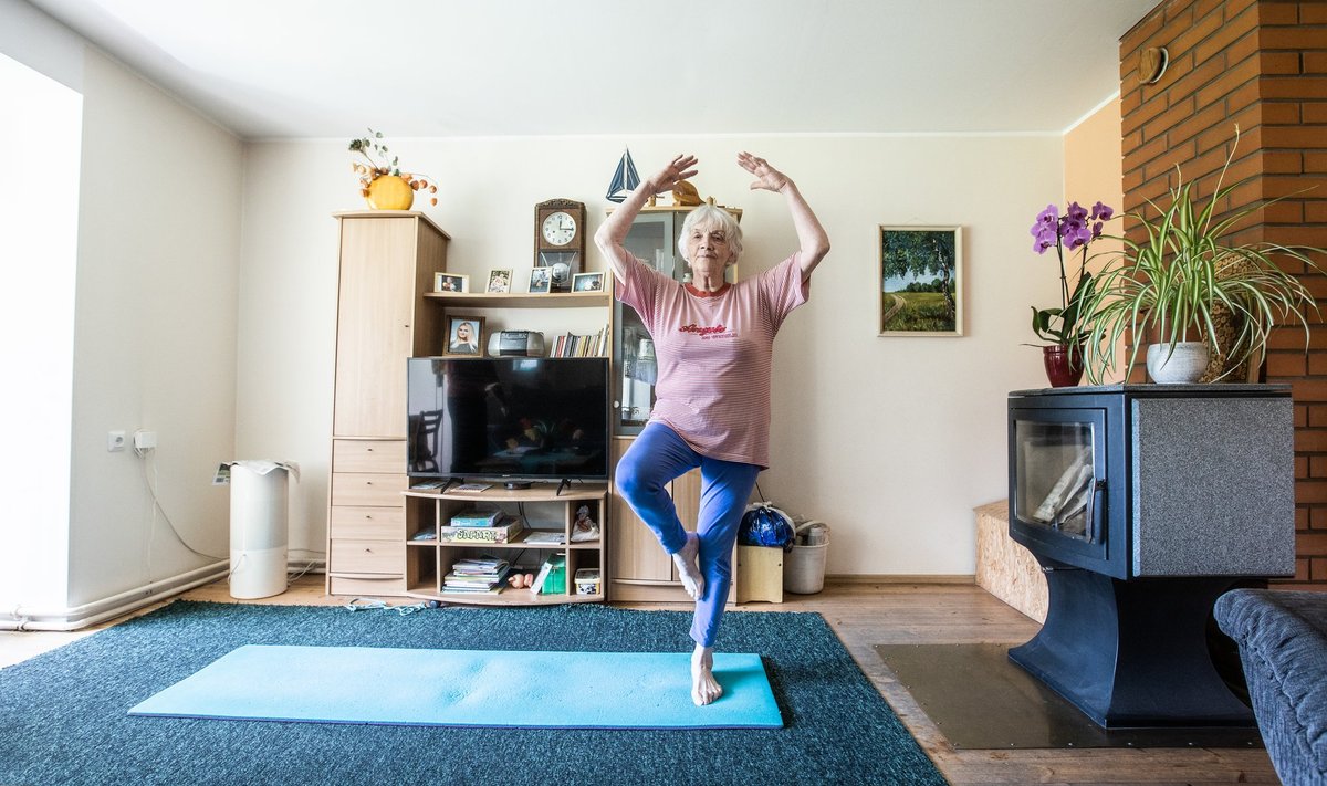 ЕЛОЧКА: Упражнение „елочка“ бабушка делает каждый день. Оно помогает поддерживать душевное равновесие.  