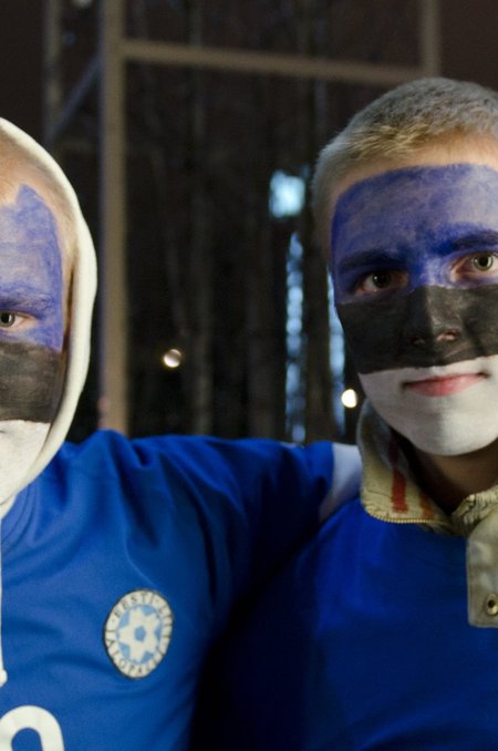 Esimesed Eesti jalgpallifännid Vabaduse väljakul
