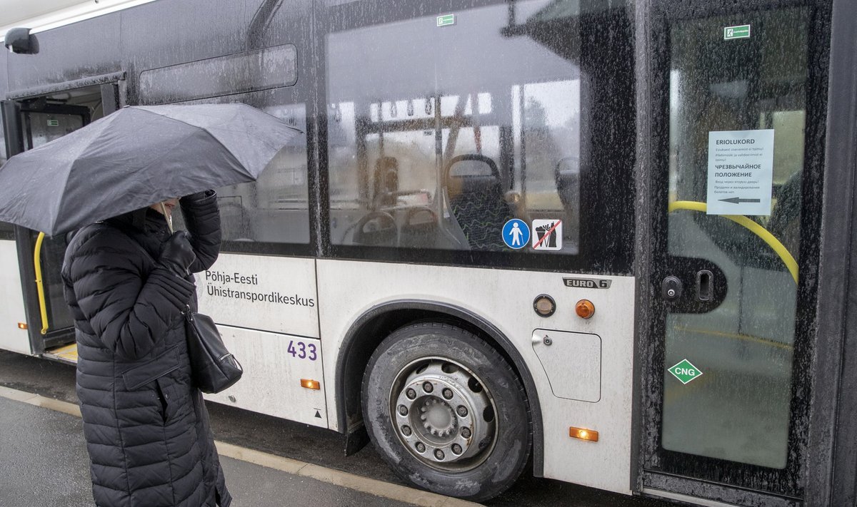 Põhja-Eesti maakonnaliini buss esimesel koroonakevadel.