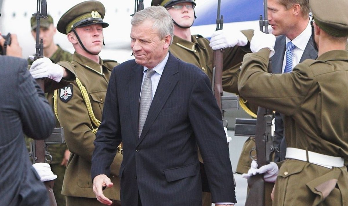 NATO peagi ametist lahkuv peasekretär Jaap de Hoop Scheffer täna Tallinna lennujaama saabumas.
