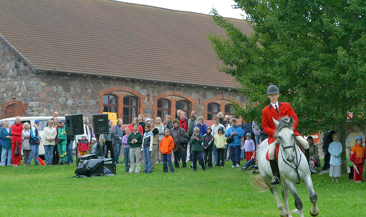 Kunagine Pärna talu ratsatreener Marko Villemson Apollonil ratsutamiskunsti näitamas.