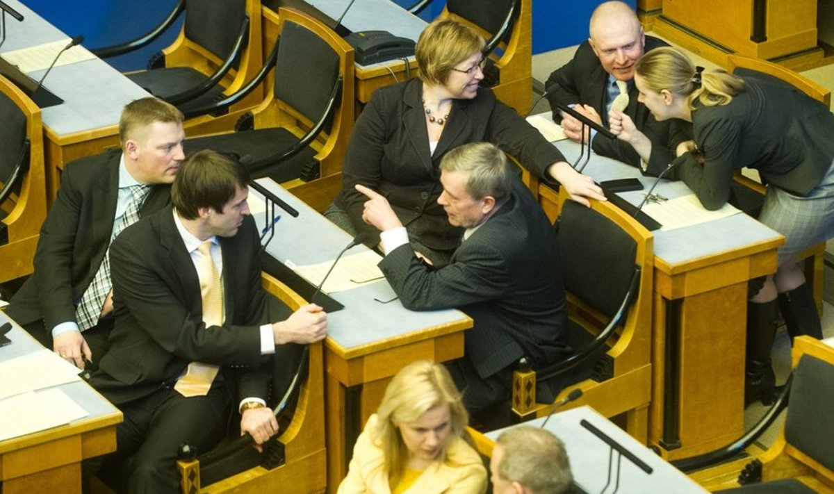  Kalle Laanet, Rainer Vakra, Inara Luigase, Deniss Boroditši ja Lembit Kaljuvee istuvad pärast Keskerakonnast lahkumist uutel kohtadel pingirea lõpus .