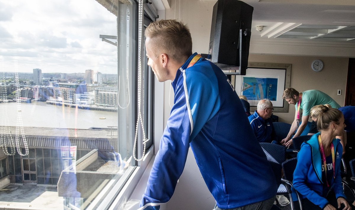 Rasmus Mägi naudib hotelli aknast Londoni vaadet.