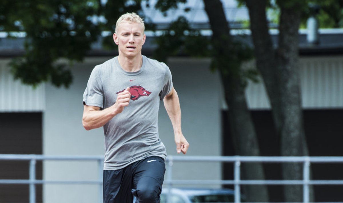 USA-s elav kiireim eestlane Marek Niit harjutas eile Kadrioru staadionil hoolimata sellest, et pole ajavahega veel kohanenud.