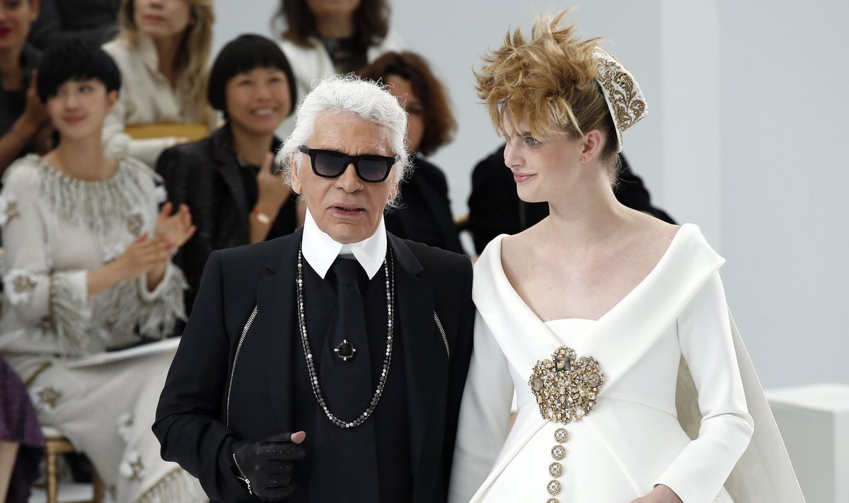 Chaneli haute-couture moeetendus.