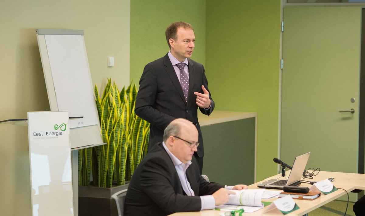 Eesti Energia juht Hando Sutter (seisab) tutvustas firma majandustulemusi.