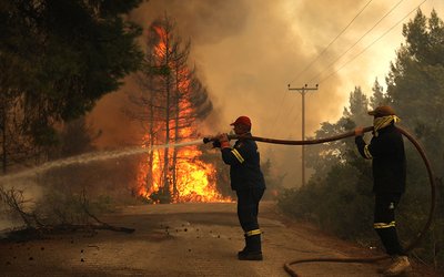 Пожары на Родосе начались в лесах и стали быстро распространяться до побережья