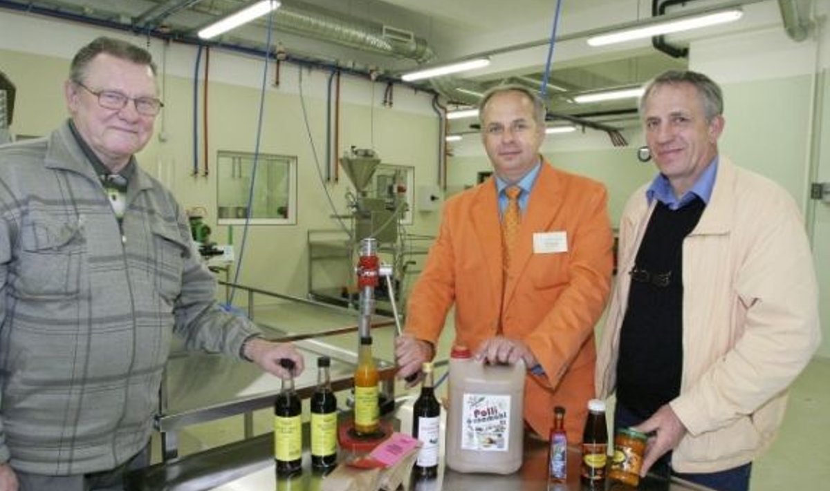 Maikuus Polli tootearenduskeskuse avamisel olid Edgar Kolts (vasakul) ning Ivar ja Aare Miller nagu vanad sõbrad, kes lõid oma toodangu ühiselt letile. 