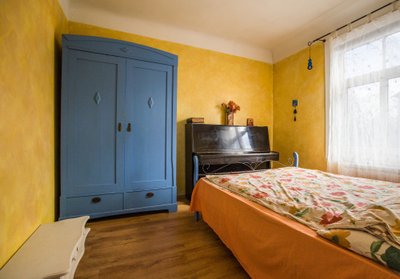 Elamisest leiab mitu oma kätega korda kõpitsetud vana mööblitükki. Uuele elule aidatud sinine magamistoa riidekapp on pärit maakodu pööningult.