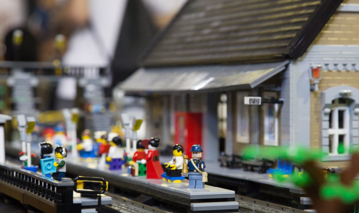 "Elroni rongi ootamas" Lego moodi.