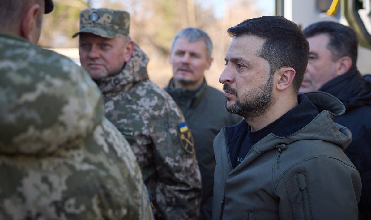 Ukraina president Volodõmõr Zelenskõi ja Ukraina relvajõudude ülemjuhataja Valeri Zalužnõi külastamas suurtükiväe väljaõppekeskust, 03.11.2023