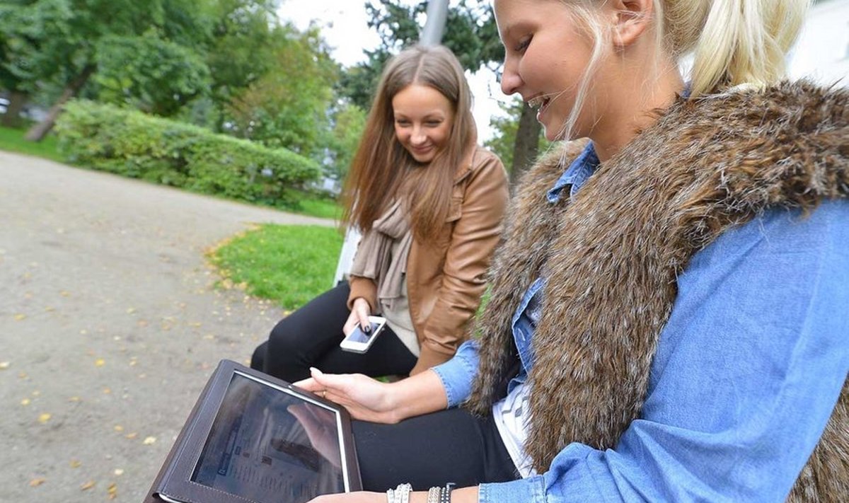 Veronika (vasakul) ja Inga õpivad gümnaasiumis eesti keeles, loevad venekeelset meediat ning plaanivad välismaale ülikooli minna.
