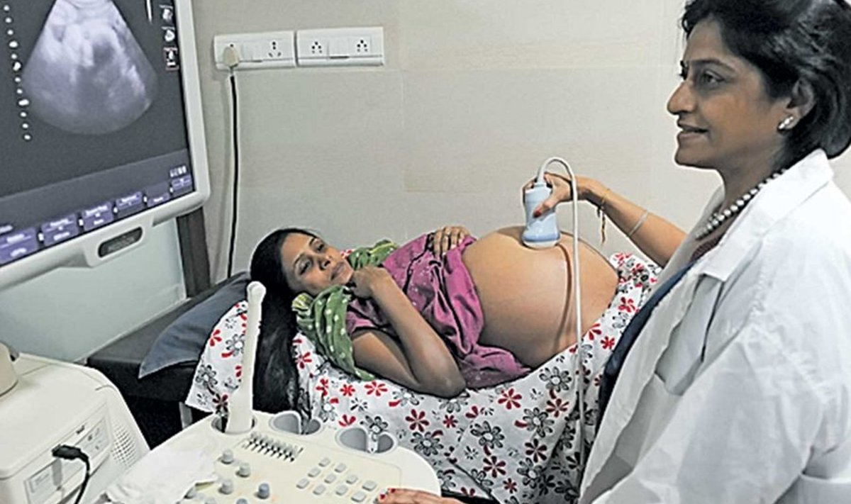 India asendusemad sünnitavad aastas 25 000 last, pildil üks neist – Rinku Macwan.