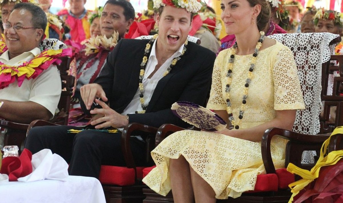 Britain's Prince William (C) and his wife Catherine (R), the Duchess of Cambridge, take part in a welcoming "fatele" upon their arrival in Funafuti in Tuvalu on September 18, 2012. Nearly half the population of 10,500 turned out to greet the future king and his wife, a day after their lawyers lodged a criminal complaint in Paris against a French magazine that published photos of Catherine sunbathing topless.       AFP PHOTO / TONY PRCEVICH