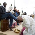 FOTOD: Paavst Franciscus pesi suure reede tseremoonial põgenike jalgu