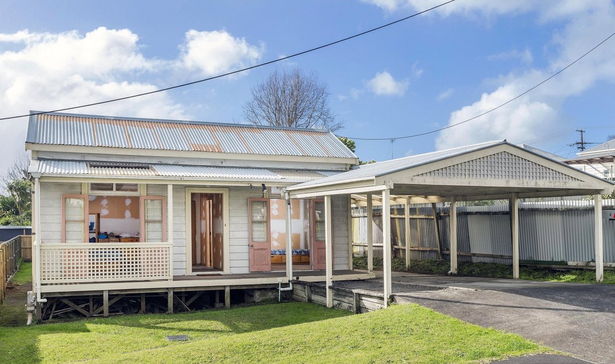 Uus-Meremaal Aucklandis küsiti juba 2016. aastal tagasihoidlikus seisus 416-ruutmeetrise häärberi eest miljon Uus-Meremaa dollarit (579 400 eurot). 2014. aastal hinnati maja väärtuseks 40 000 Uus-Meremaa dollarit. 
